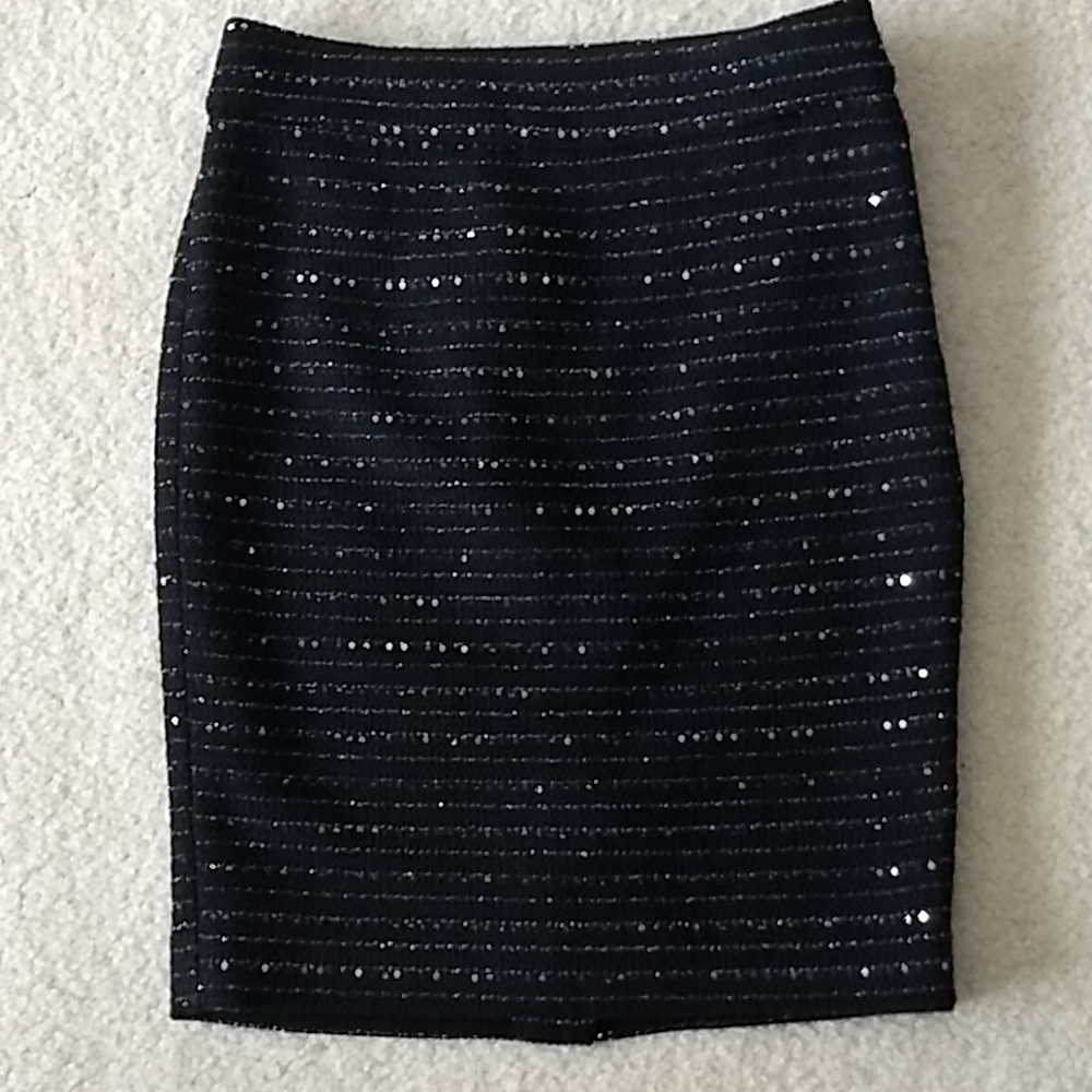 Limited Skirt - Picture 1 of 8